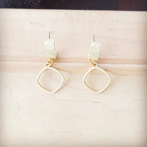 **Matte Gold Cuff Earring w/ Square Dangle 200k